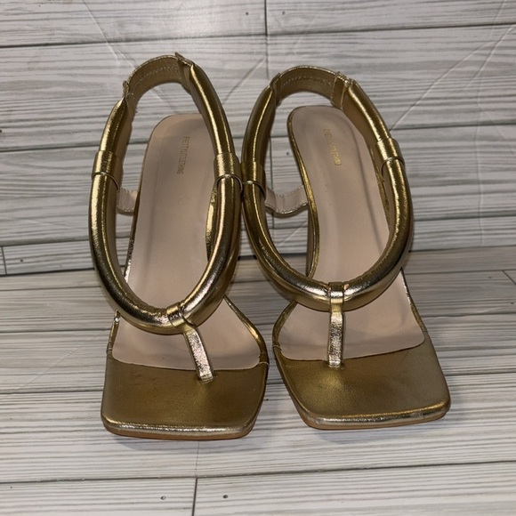 Pretty Little Thing Gold Wide Fit Toe Thong Tube Strap Heeled Sandals - Picture 2 of 7